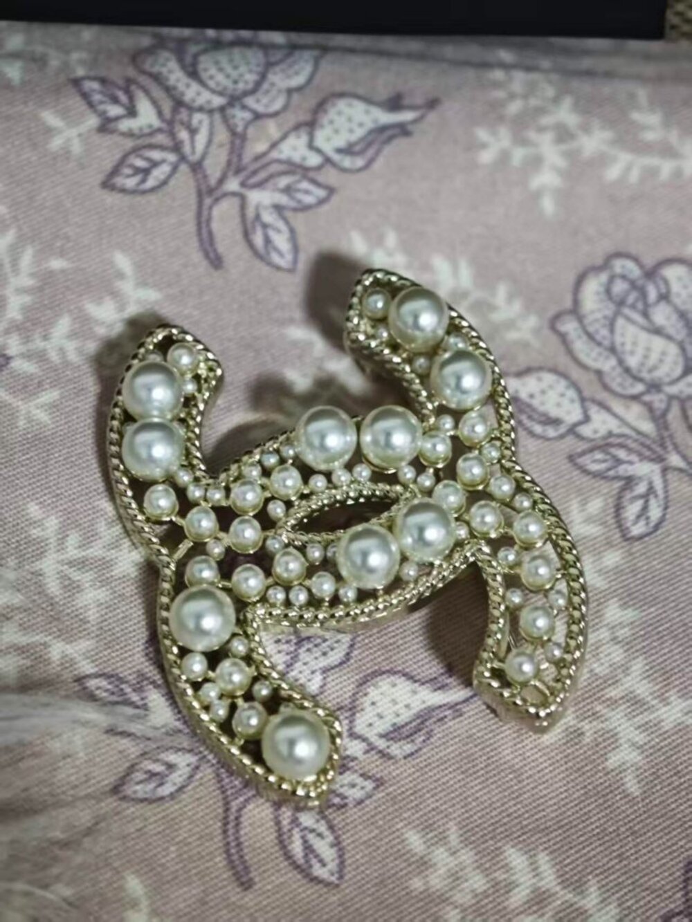 ℒAuthentic CHANEL CC Logo Pearl Brooch, Gold Tone, Openwork Design - Picture 4 of 4